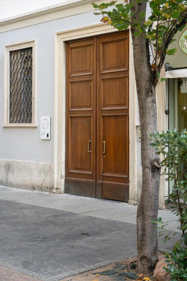 Varese Suites ภายนอก รูปภาพ